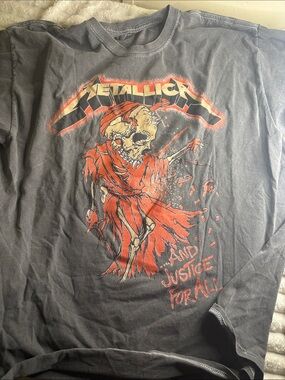 Metallica Short Sleeve Graphic Tee in Charcoal with Red Print
